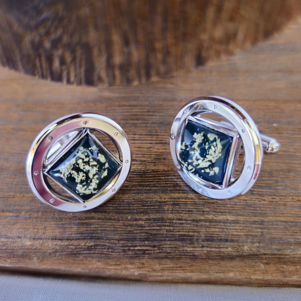 Hickok silvertone with golf flakes w/ a dk grn epoxy resin background cuff links